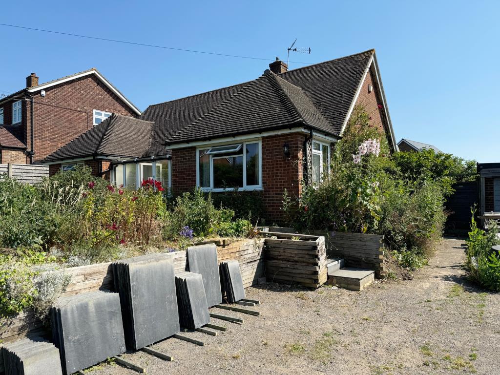 Lot: 59 - DETACHED BUNGALOW FOR IMPROVEMENT WITH POTENTIAL TO EXTEND - Side-front of bungalow
